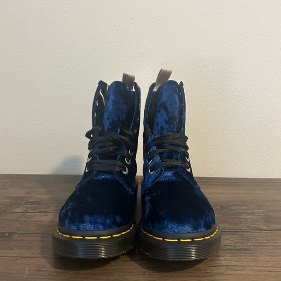 Dr. Martens VEGAN 1460 WOMEN'S CRUSHED VELVET LACE UP BOOTS BLUE SIZE 5 NEW - Picture 5 of 9